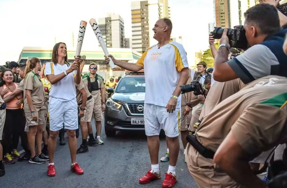 Virna, também potiguar, e Oscar Schmidt durante passagem da tocha em Natal — Foto: Gaspar Nóbrega/Coca-Cola