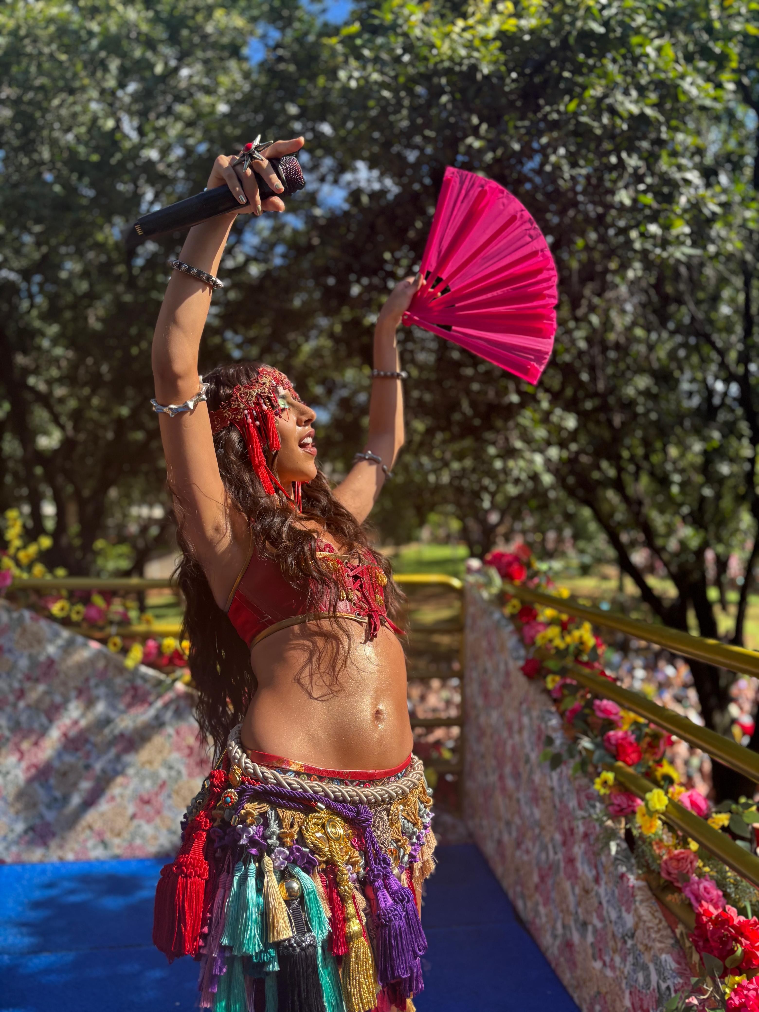 Bloco Marinada, da cantora Marina Sena, reúne multidão no carnaval de BH, mas foliões relatam muitos problemas 