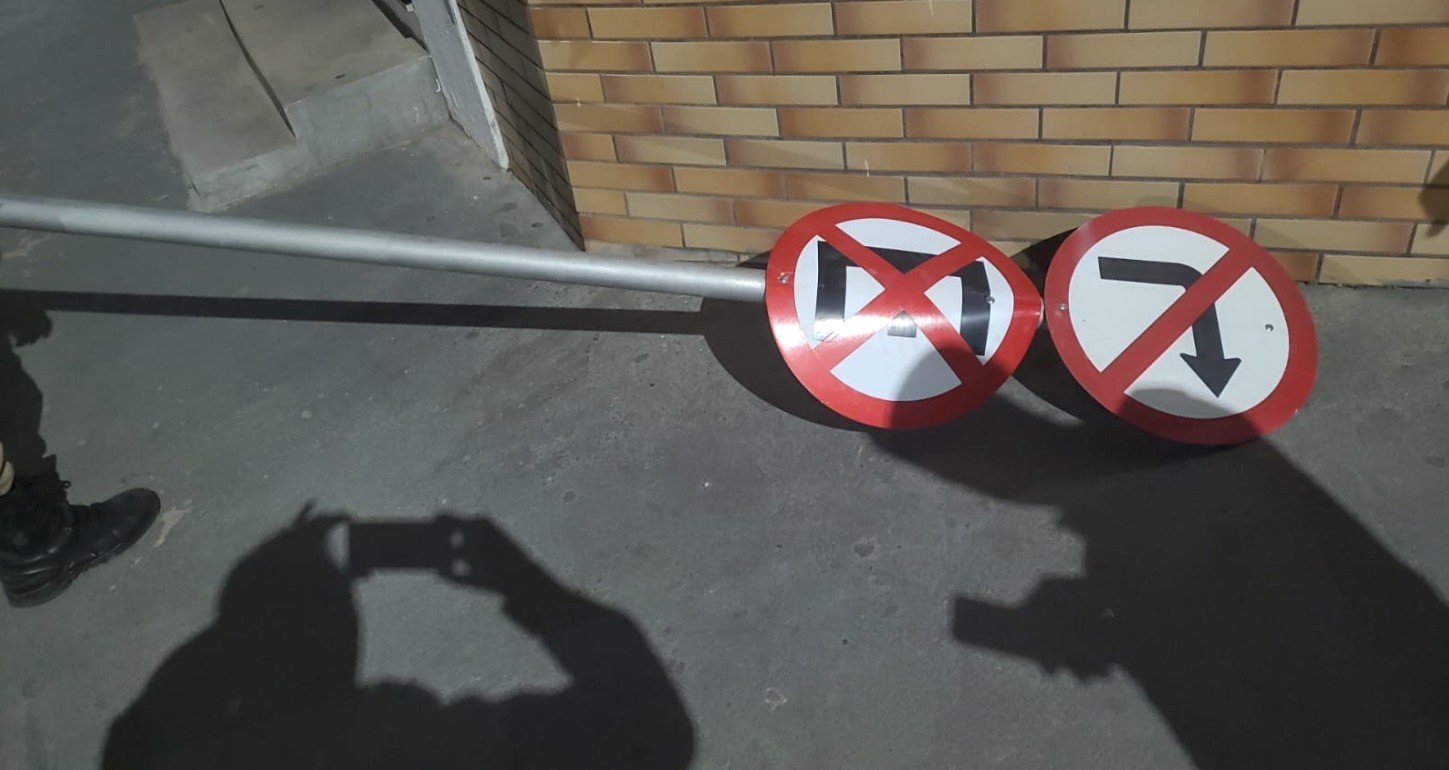 Criminosos usam placa de trânsito para arrombar e furtar igreja em Montes Claros