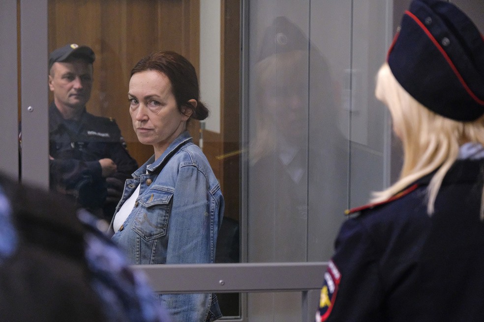 Alsu Kurmasheva, editora da rádio Free Europe, durante audiência judicial na Rússia, em maio de 2024. — Foto: AP