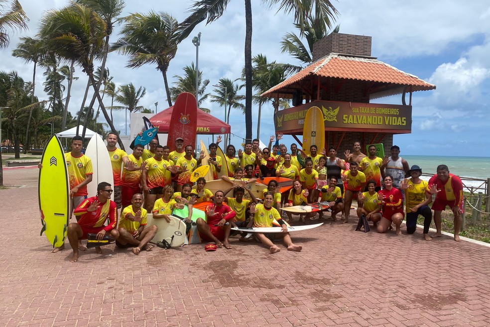 Surf-Salva une surfista e Corpo de Bombeiros — Foto: Divulgação/Ascom CBM-AL