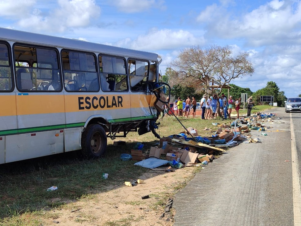 Caminhão bateu no fundo de um ônibus escolar na BA-099, no distrito de Subaúma, em Entre Rios — Foto: PRE-BA