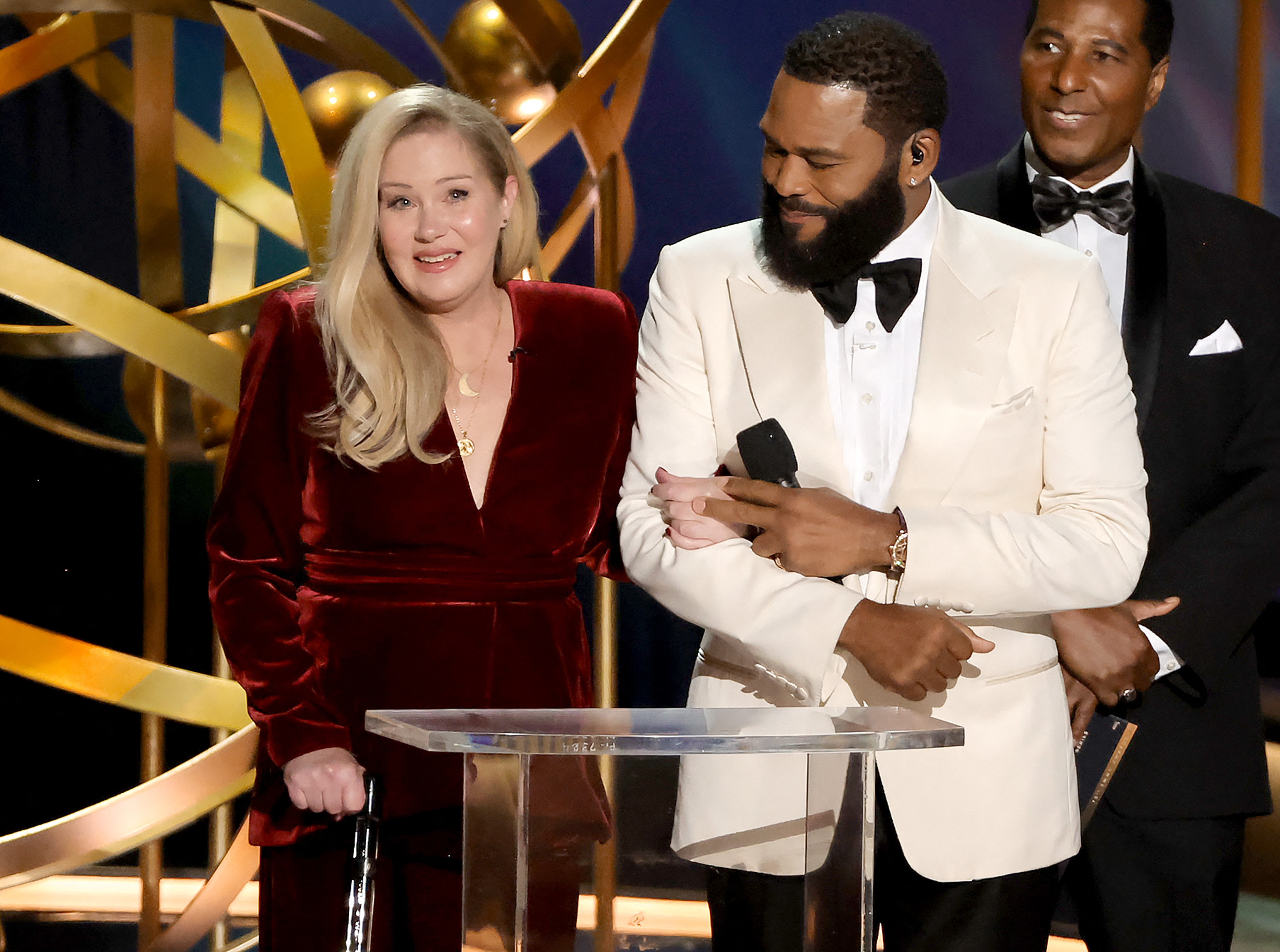 Christina Applegate diz que diagnóstico de esclerose múltipla estava errado: 'De volta à estaca zero' 