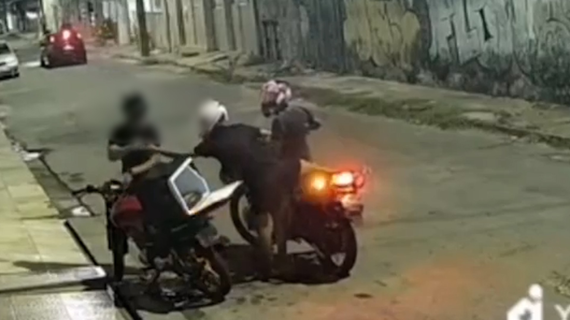 VÍDEO: Entregador de lanches é assaltado enquanto atendia cliente no bairro do Cohatrac, em São Luís