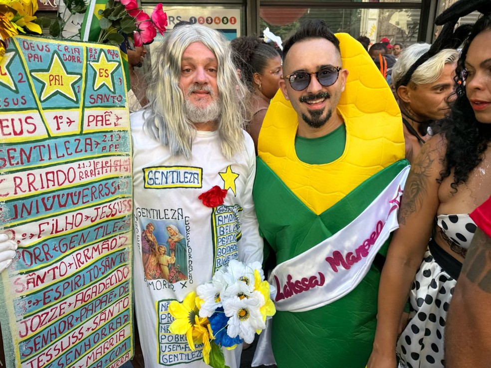 Foliões abusam da criatividade no Cordão da Bola Preta na manhã deste sábado (10) — Foto: Rafael Nascimento / g1