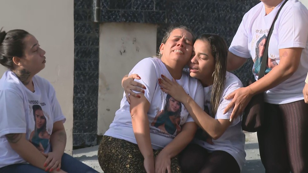 Mãe de Sther se emociona na despedida da filha — Foto: Reprodução/TV Globo