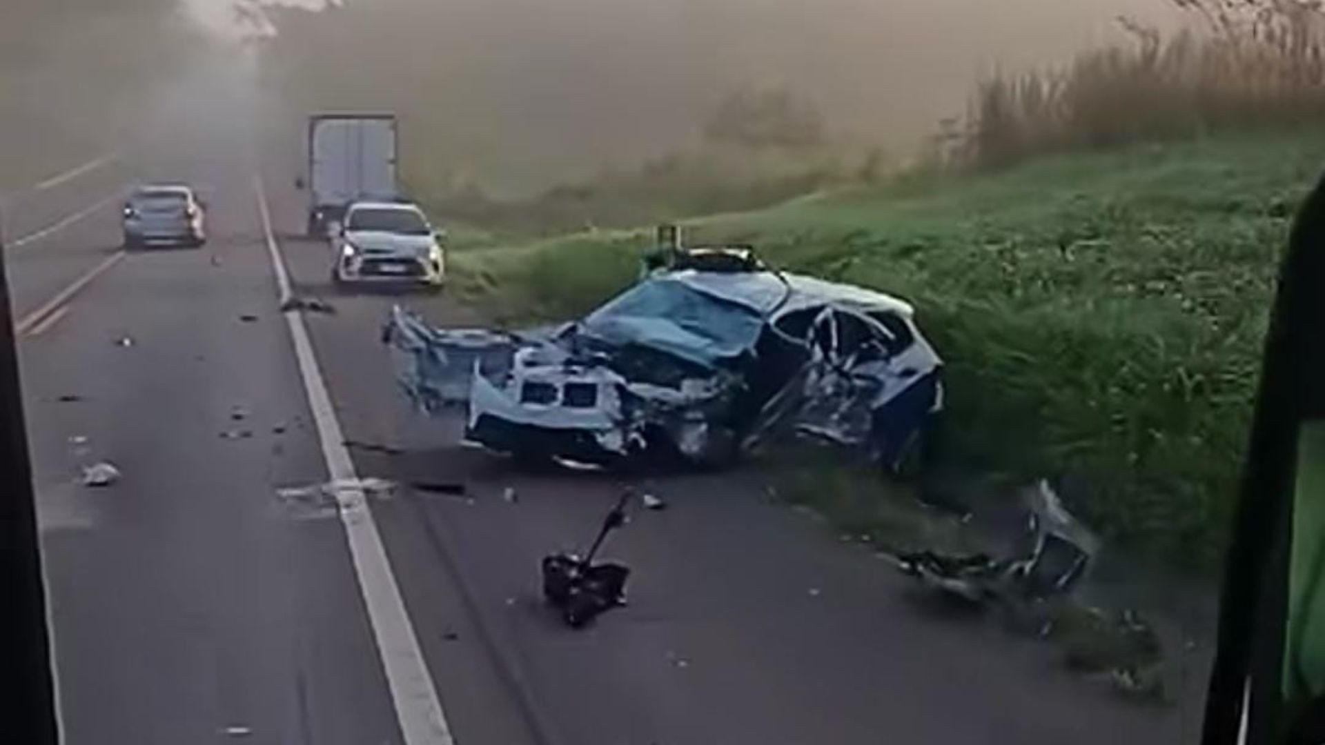 Acidente entre carro que transportava pacientes e carreta deixa mortos e feridos na SP-425