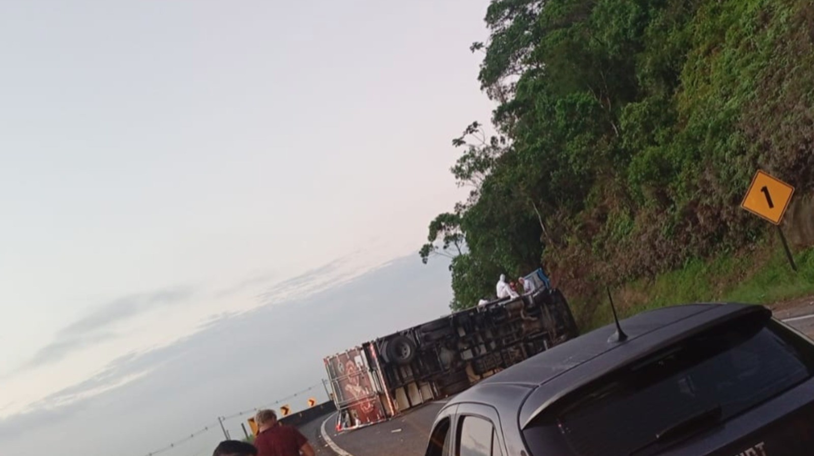 Caminhão tomba e bloqueia BR-101, em Biguaçu