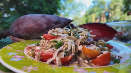 Aprenda a fazer salada com flor roxa de bananeira