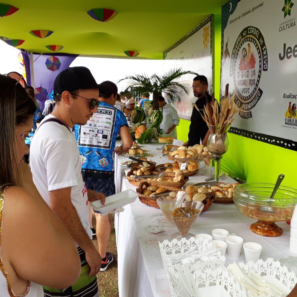 Café da manhã do Galo da Madrugada tem fartura de comida e animação de ...