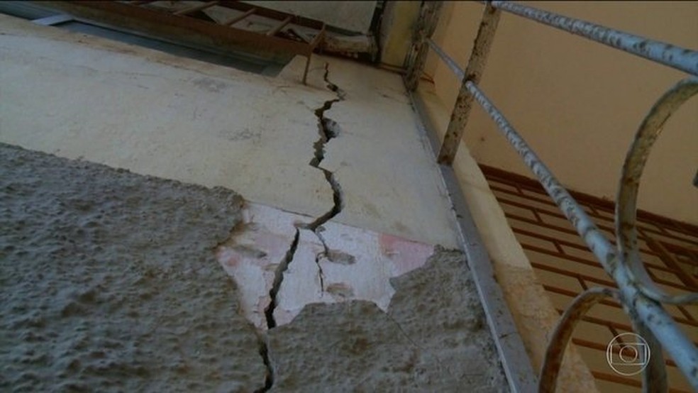 Imóveis apresentaram rachaduras após tremor de terra causado pela exploração do solo — Foto: Reprodução/JN