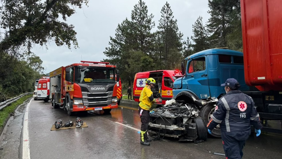 Carro parou embaixo de cabine de caminhão após batida em São Bento do Sul — Foto: Corpo de Bombeiros/ Divulgação