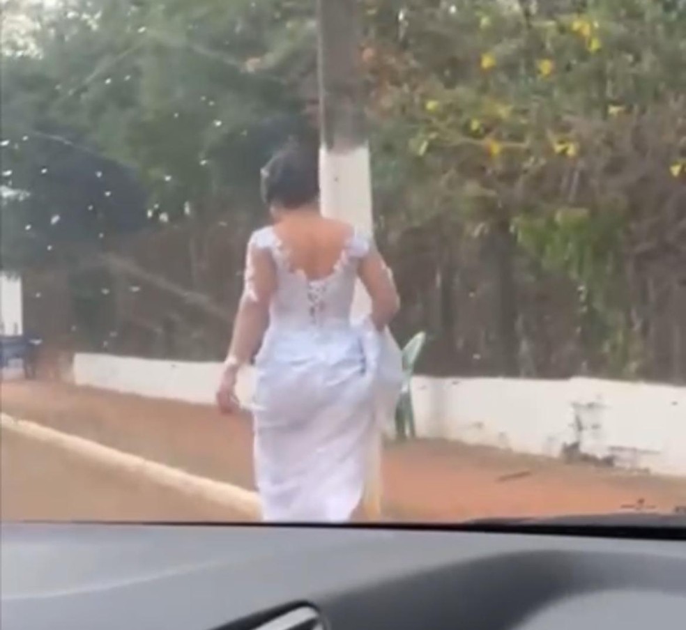 A caminho do casamento, noiva desce do carro para tirar mãe de blitz no AC — Foto: Reprodução