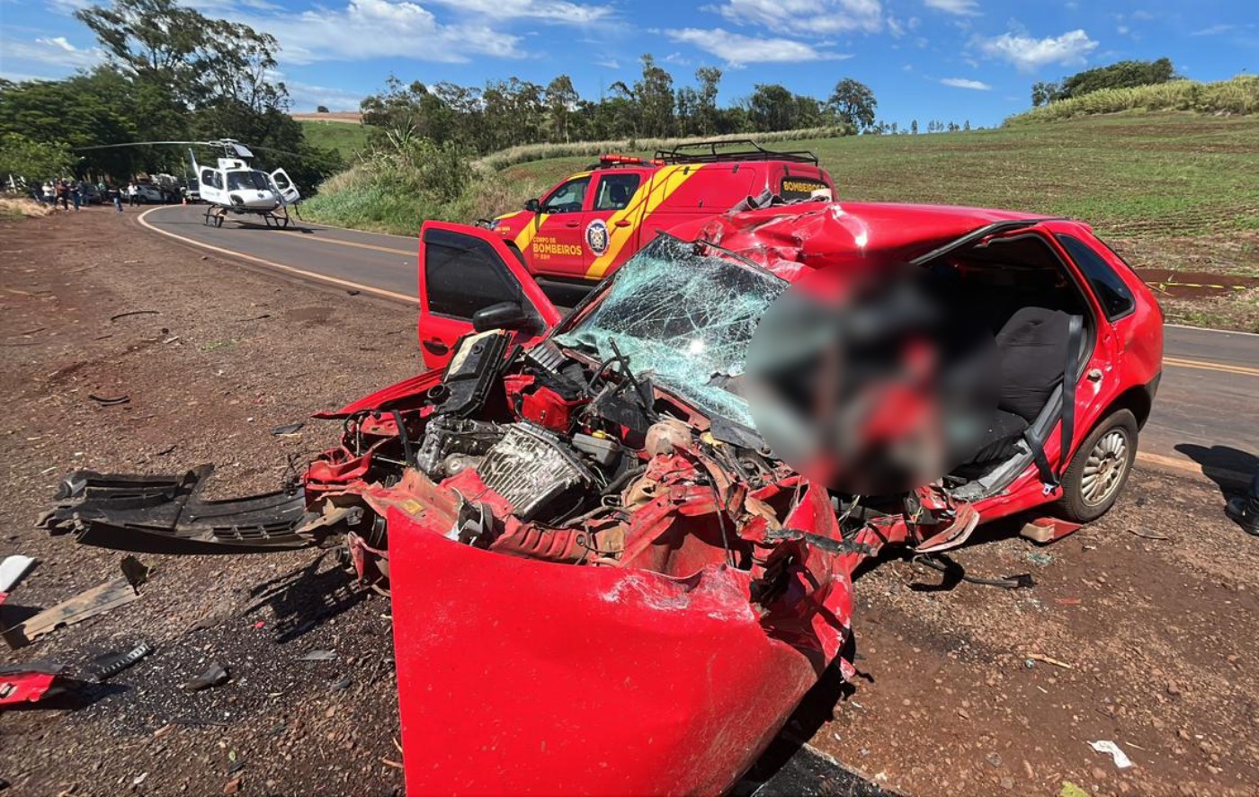 Acidente com família que voltava para casa causa morte de homem e crianças são resgatadas, no Paraná