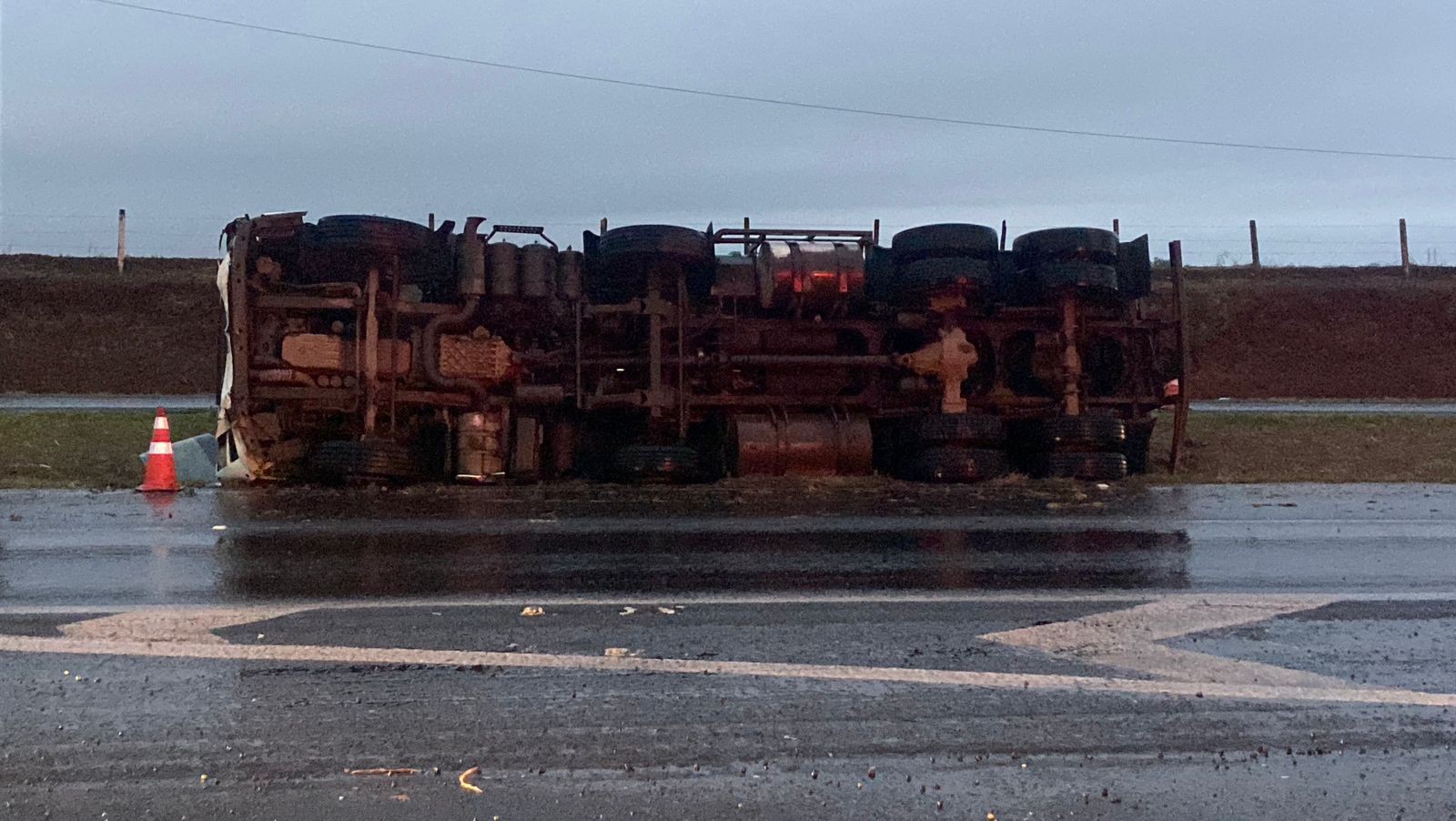 Caminhão tomba após bater em outro na SP-127, em Piracicaba