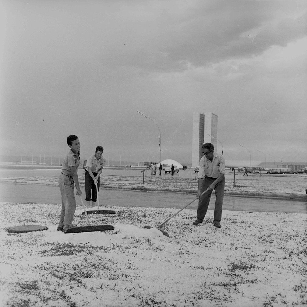 Esplanada ficou coberta de gelo após forte chuva de granizo, em outubro de 1954 — Foto: Arquivo Público do DF