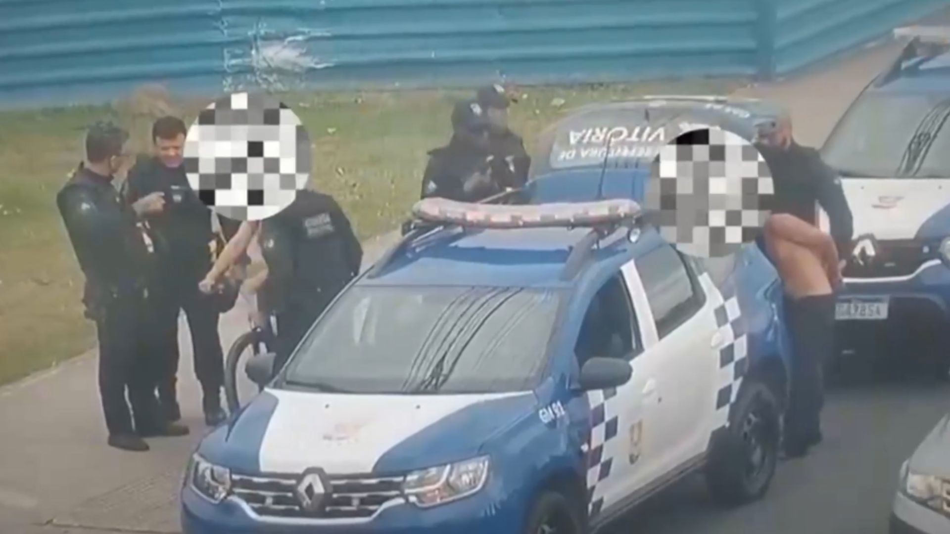 Jovem rouba bicicleta, foge nadando no mar e é preso por guardas em barco, em Vitória
