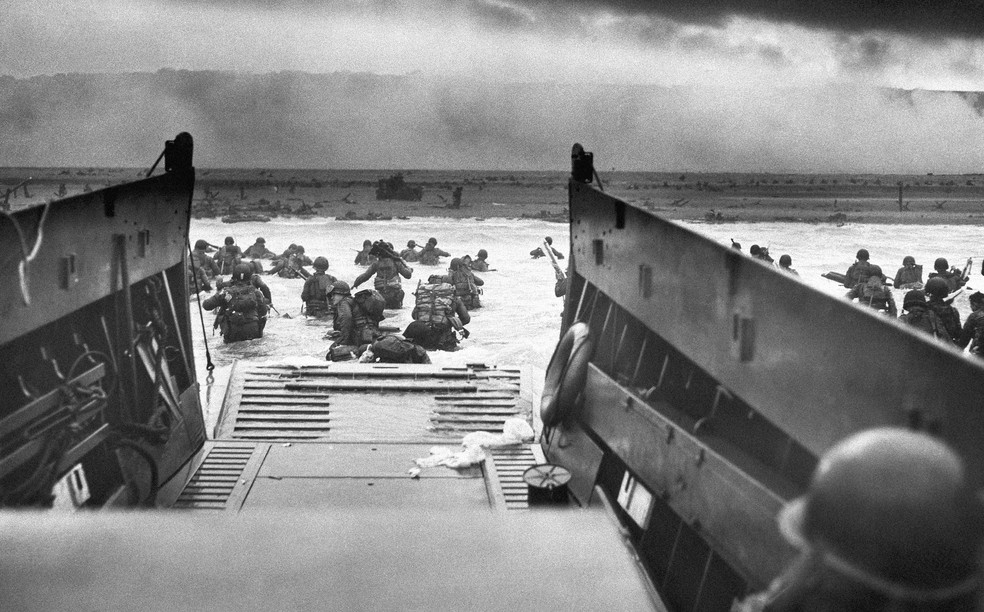Dia D: Desembarque de tropas aliadas na praia da Normandia, na França, em 6 de junho de 1944. — Foto: Chief Photographer's Mate Robert M. Sargent, U.S. Coast Guard via AP, File
