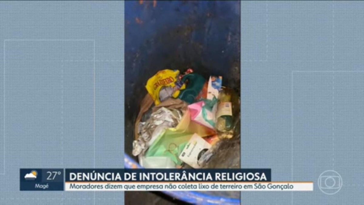 Fiéis de terreiro de candomblé em São Gonçalo dizem que empresa de coleta não recolhe lixo da calçada do templo