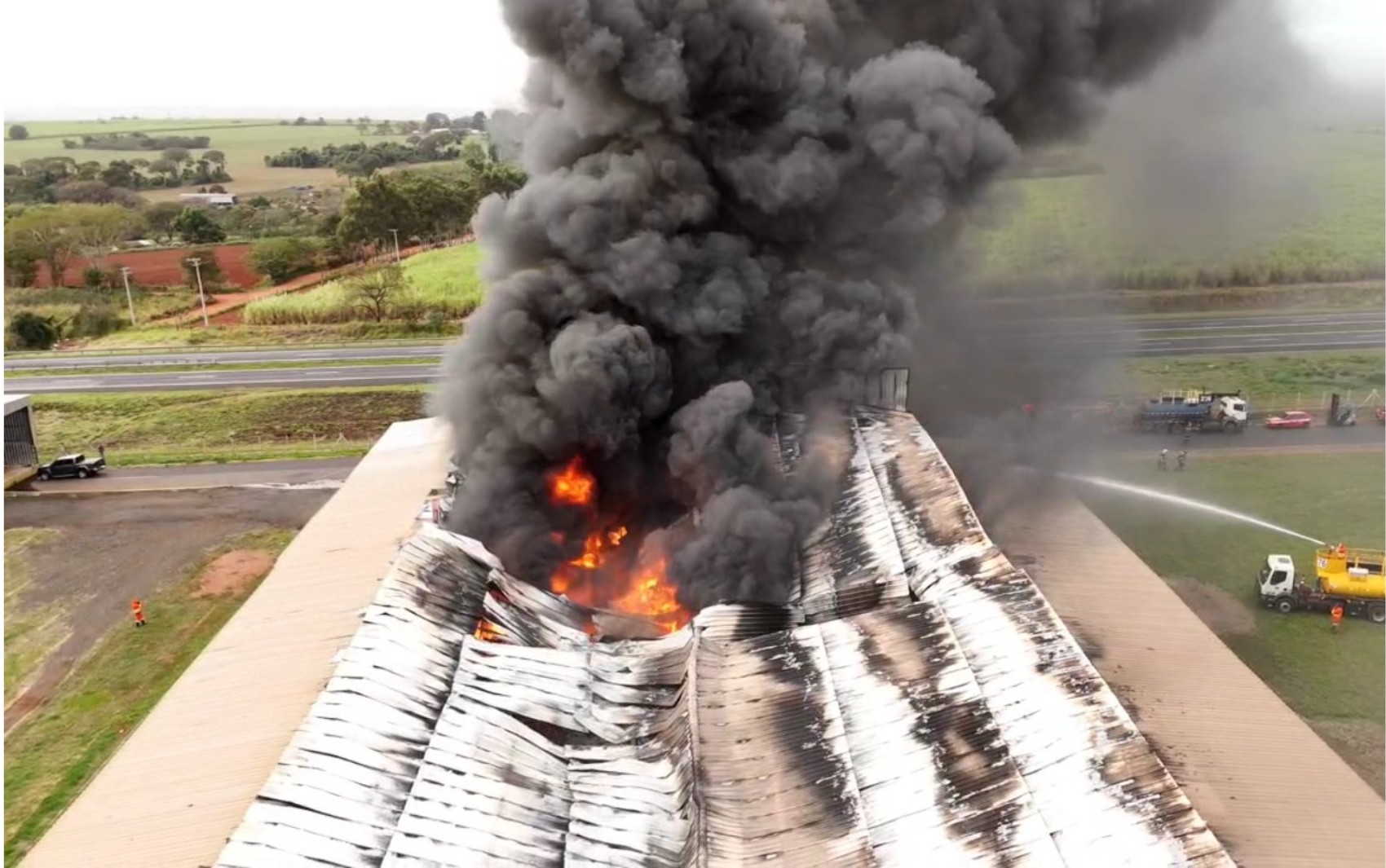 Incêndio atinge barracão de empresa de refrigerantes em Jaboticabal, SP