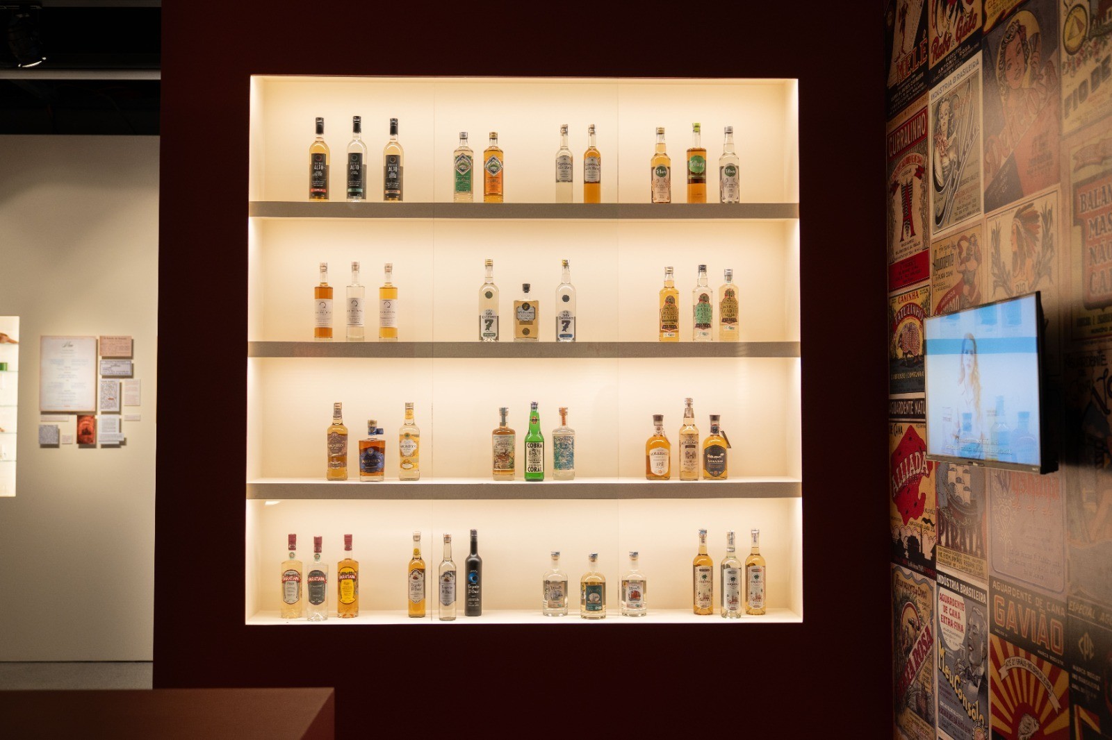 Cachaça produzida no interior do RJ e eleita uma das melhores do mundo ganha destaque em exposição no Rio de Janeiro