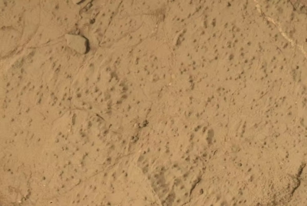 O rover Curiosity da NASA perfurou a rocha denominada Cumberland durante seu 279º dia em Marte, em 19 de maio de 2013. Em seguida, coletou a amostra em pó do interior da rocha. — Foto: NASA/JPL-Caltech/MSSS