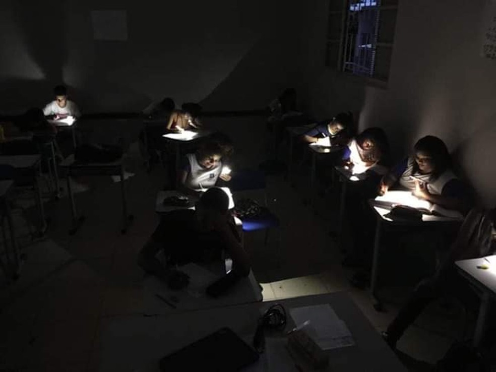 Escolas sem energia em São Paulo funcionam com geradores no Enem, neste  domingo (5) - Folha PE