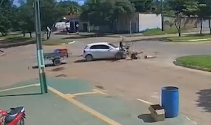 Moto com cinco pessoas é atingida por carro e ocupantes são arremessados no Pará; VÍDEO