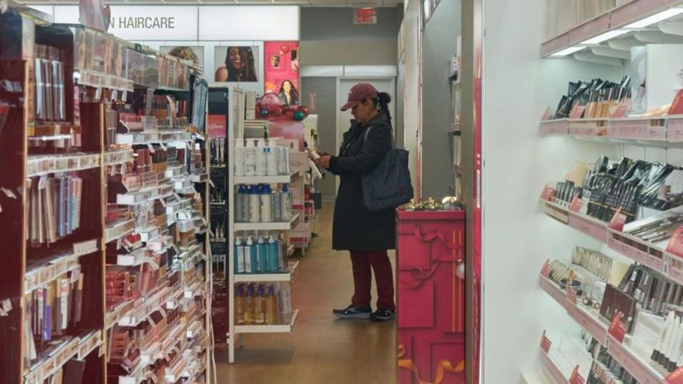 Muitos americanos percebem que estes elevados níveis de gastos não podem continuar para sempre — Foto: GETTY IMAGES via BBC