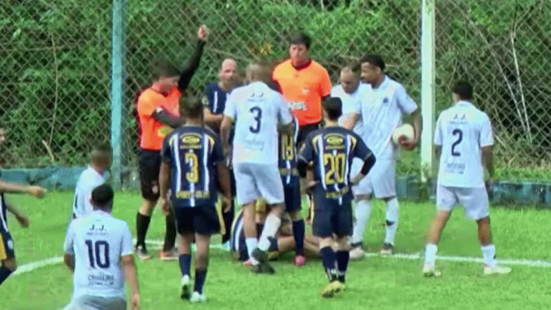 VÍDEO: Jogador é internado após levar chute no rosto e sofrer fraturas durante jogo amador em Bragança Paulista