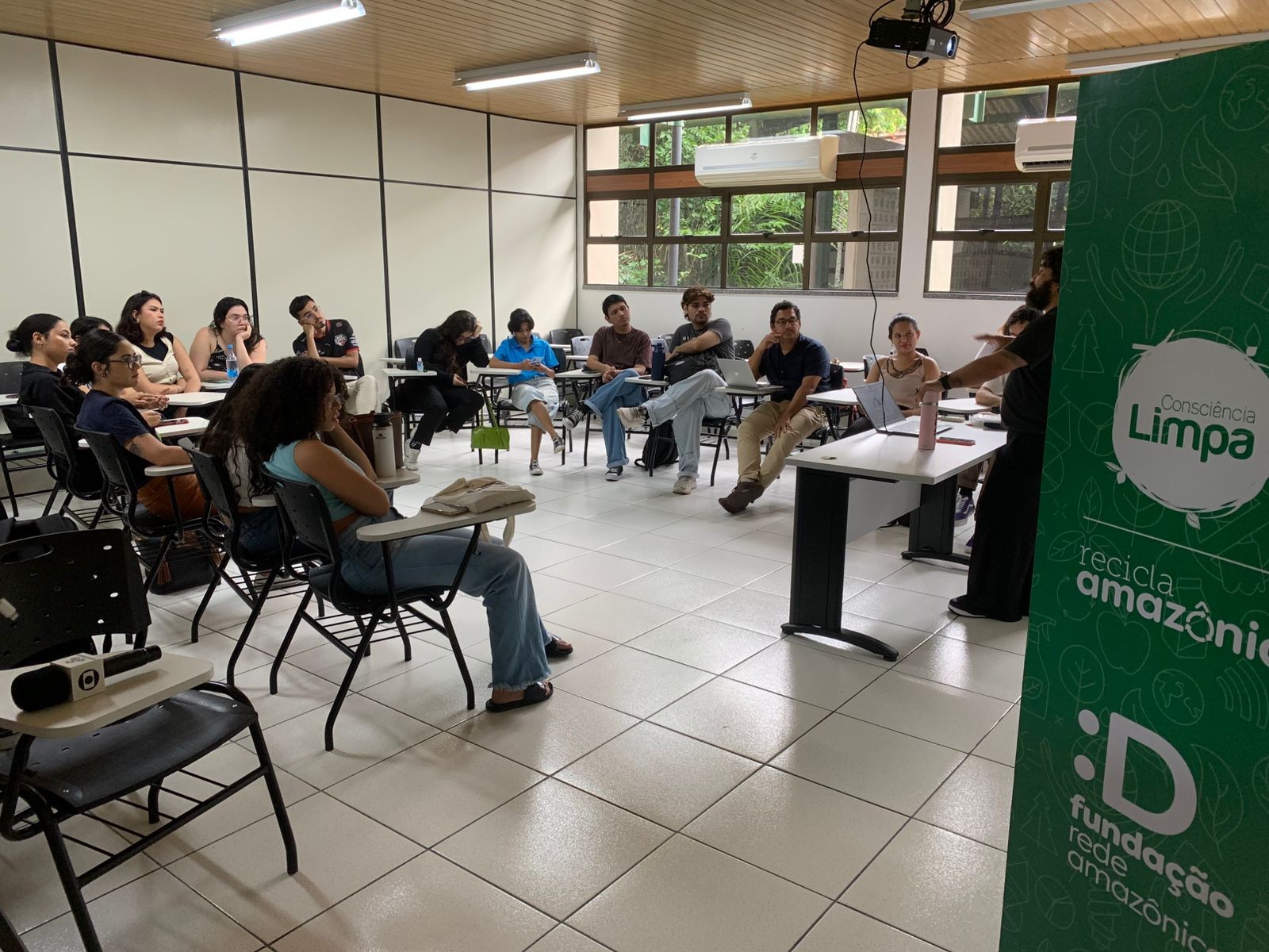 Fundação Rede Amazônica leva palestra de educação ambiental para alunos da UFAM