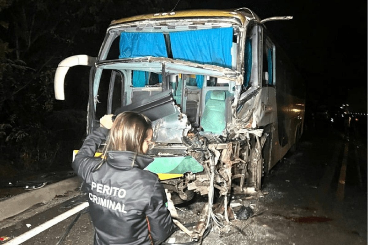 Carreta faz 'L' na pista e bate em ônibus de turismo na BR-116; motorista e passageiros ficam feridos