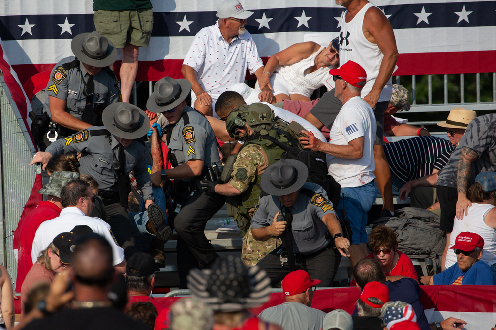 Polícia retira vítima de atentado em comício de Donald Trump, na Pensilvânia — Foto: Rebecca DROKE / AFP