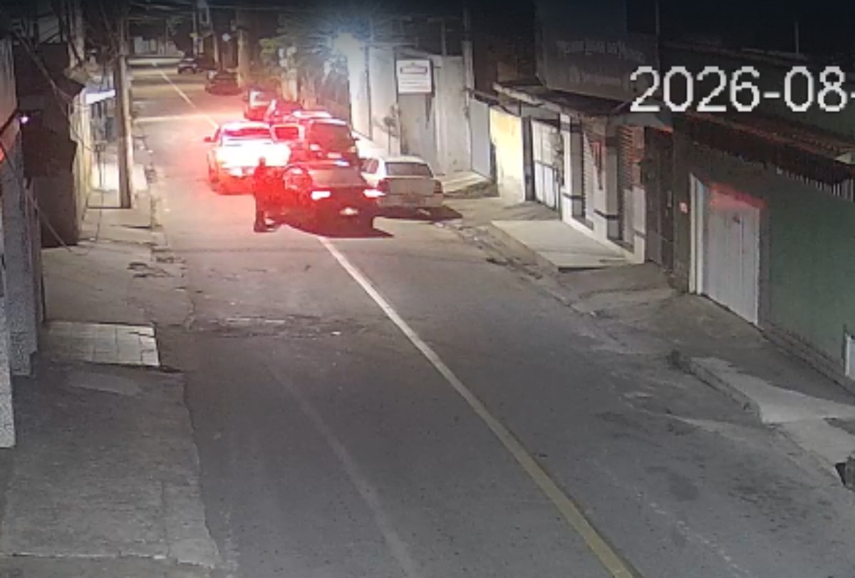 Câmera flagra criminosos roubando carro em Volta Redonda para continuar fuga após assalto com reféns