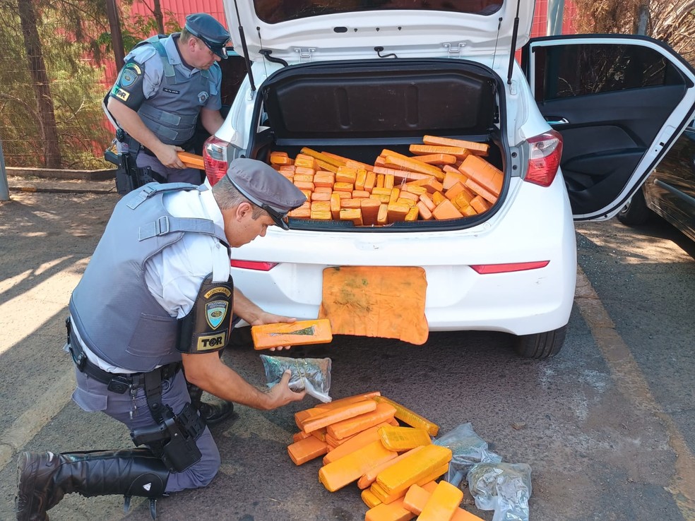 Carro com grande quantidade de maconha no porta-malas é localizado em estacionamento de supermercado — Foto: Polícia Rodoviária/Divulgação