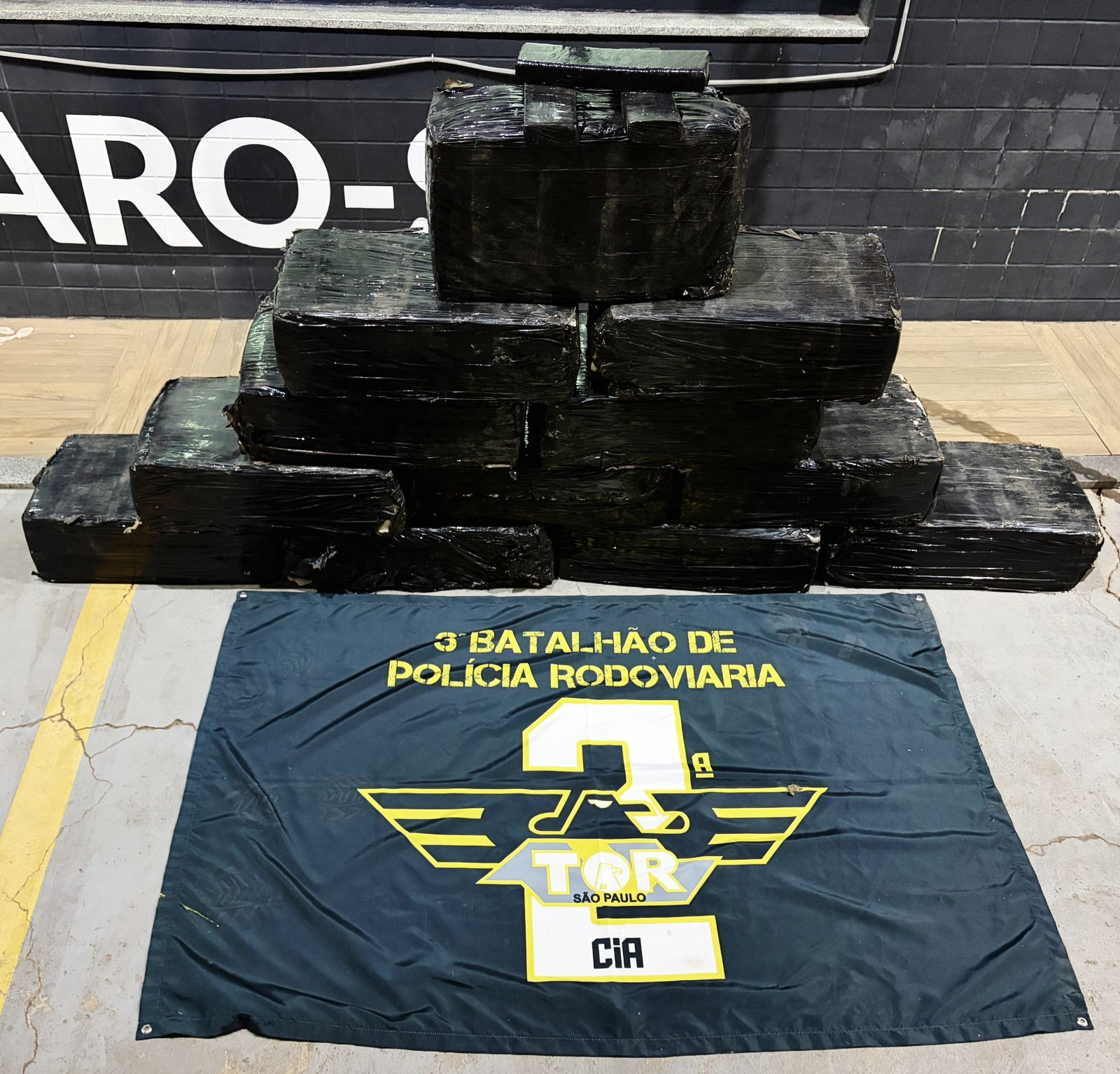 Casal é preso após polícia encontrar mais de 330 quilos maconha em caminhão no interior de SP