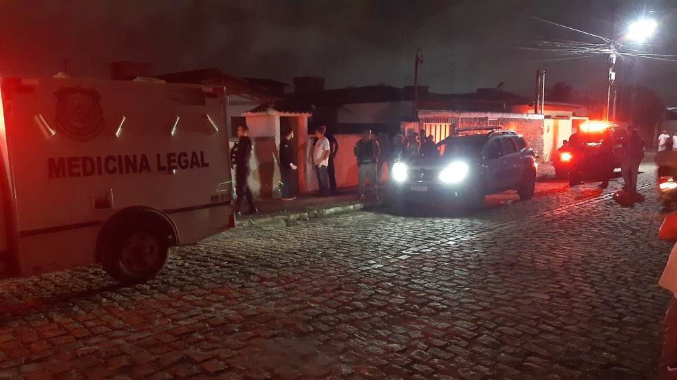 Policiais na frente da casa onde homem foi assassinado a tiros na Zona Norte de Natal — Foto: Sérgio Henrique Santos/Inter TV Cabugi