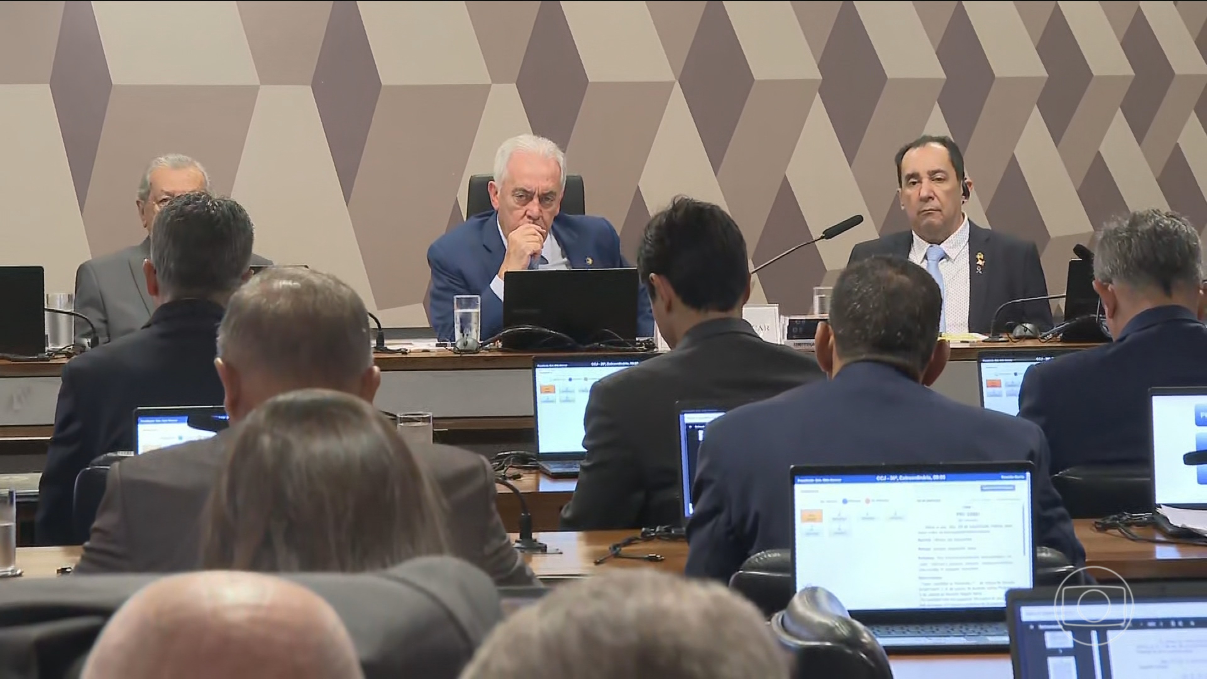 Comissão de Constituição e Justiça rejeita por unanimidade a PEC da Blindagem, e o Senado arquiva a proposta