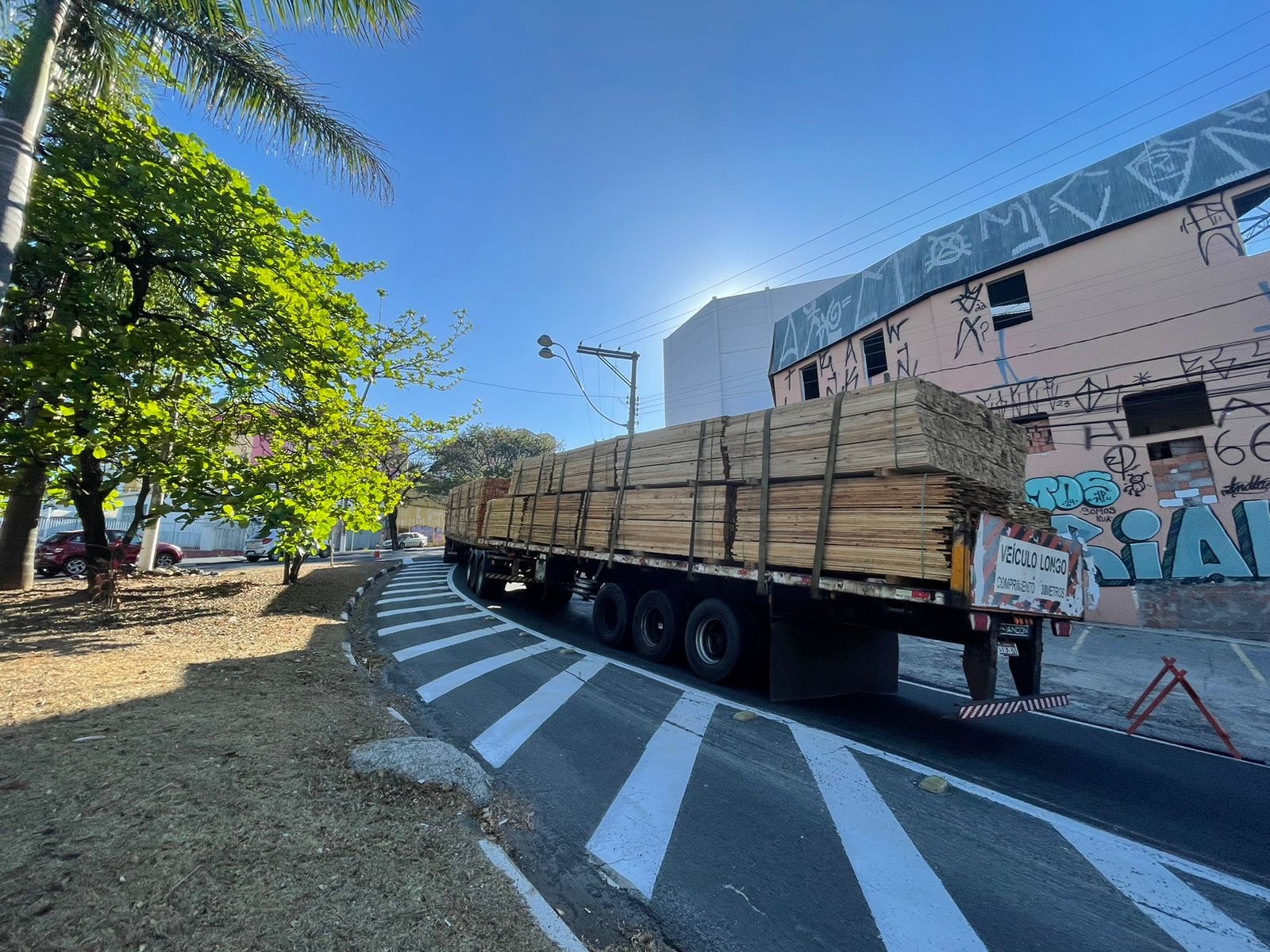 Carreta com 50 toneladas de madeira tem pane e trava trânsito em Campinas; veja trecho afetado