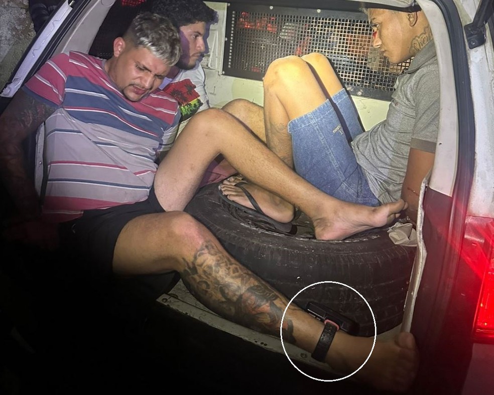 Um dos presos por assaltar motorista de aplicativo que foi feito refém estava usando tornozeleira eletrônica. — Foto: Reprodução