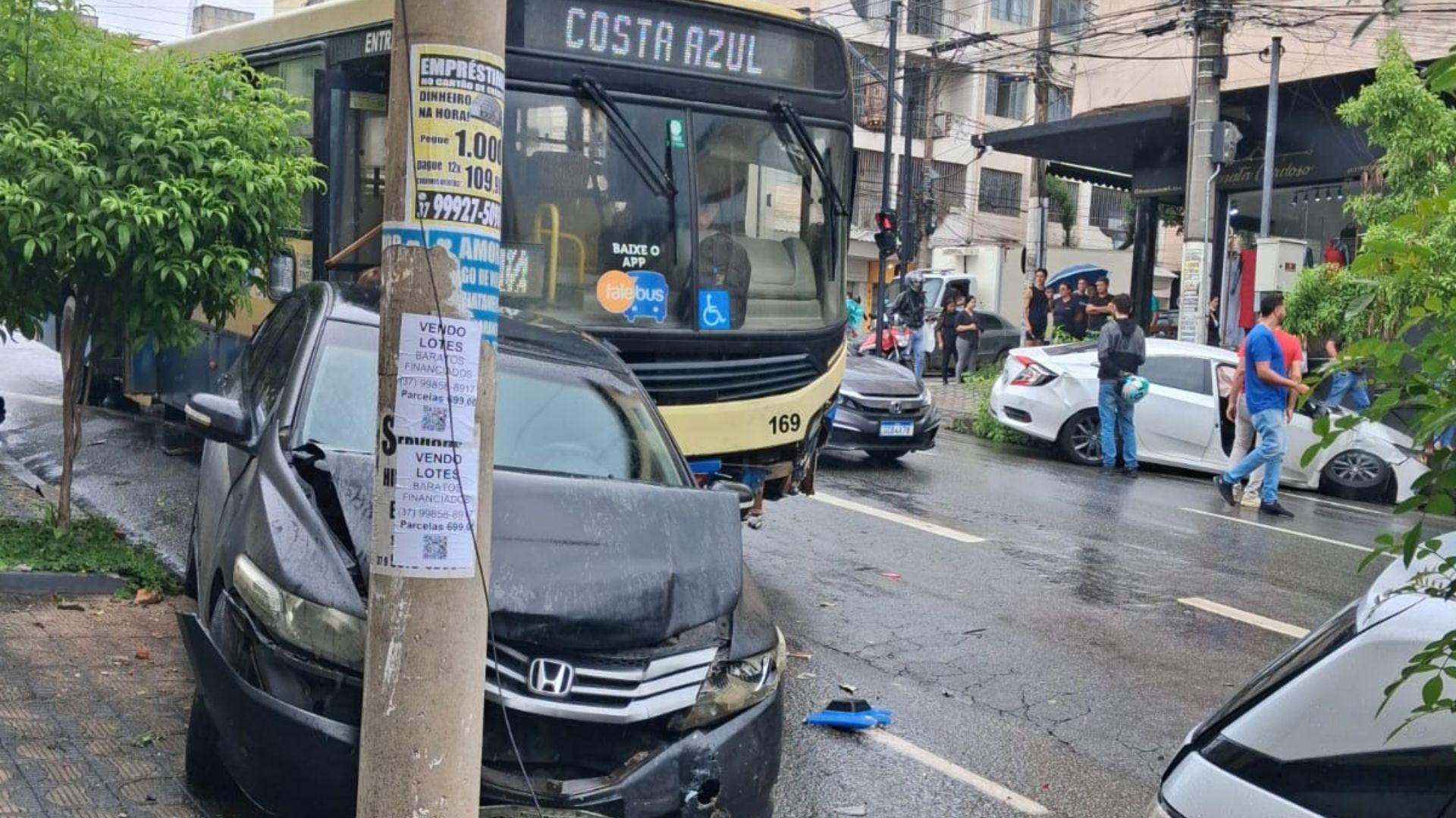 Ônibus, carros e motos se envolvem em acidente no Centro de Divinópolis; veja vídeo