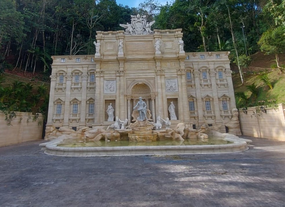 Réplica da 'Fontana di Trevi' fica pronta, e Serra Negra aguarda governador de SP para inaugurar
