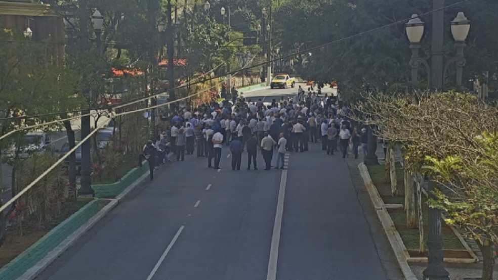 Taxistas protestam no Viaduto Jacareí — Foto: Reprodução/TV Globo