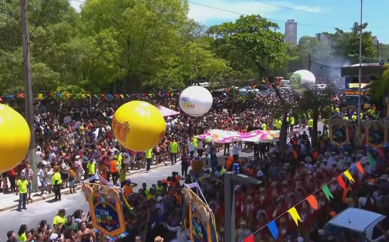 João Gomes arrasta multidão com 'drilha junina' em desfile pós-carnaval no Recife: 'A gente quer tornar isso tradição'