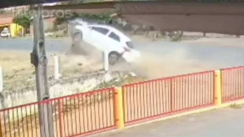 Motorista perde o controle do carro em avenida na cidade de Crateús — Foto: Reprodução