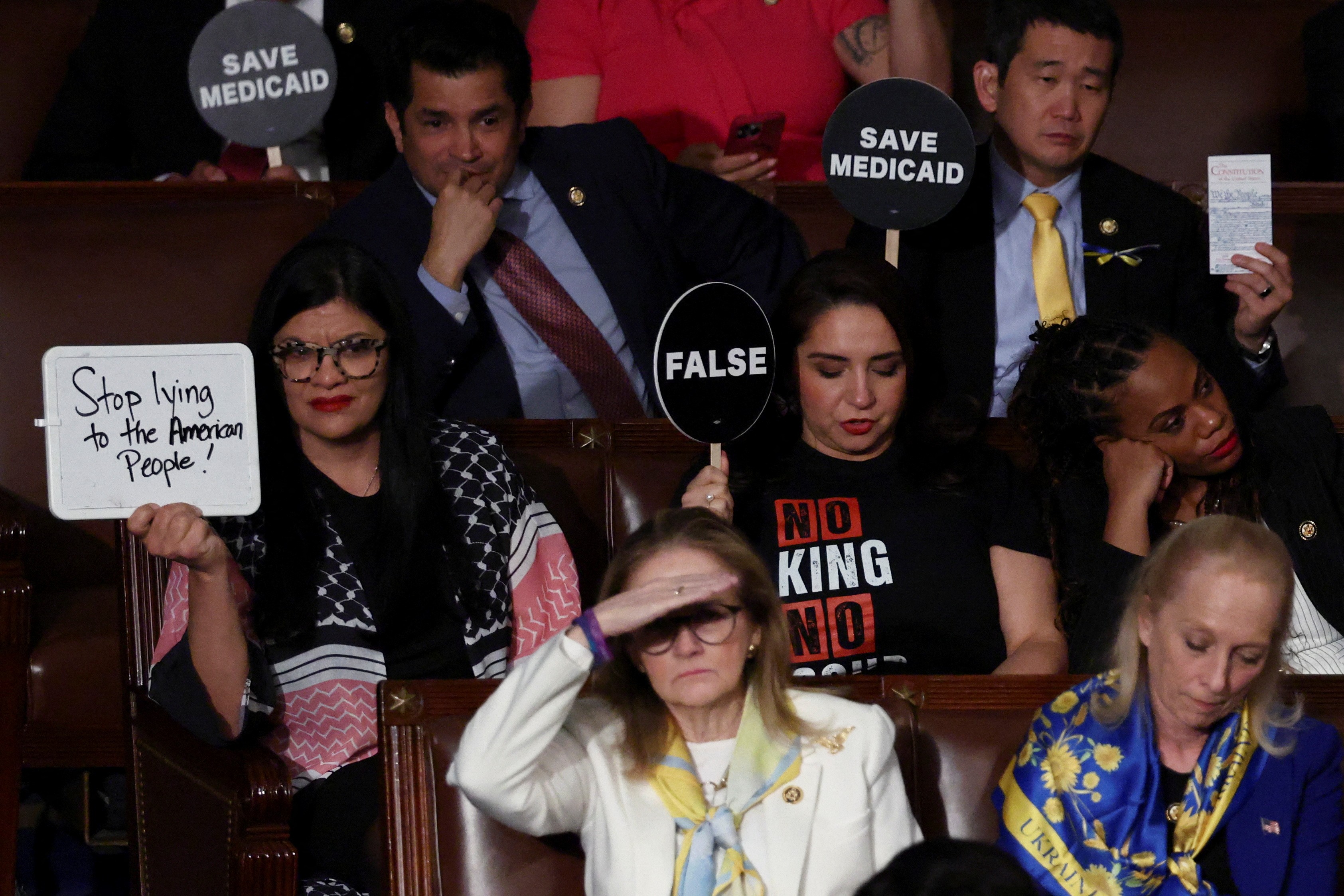 'Pare de mentir'; 'Isso não é normal'; 'Musk rouba': democratas enchem Congresso de placas para rebater Trump; FOTOS