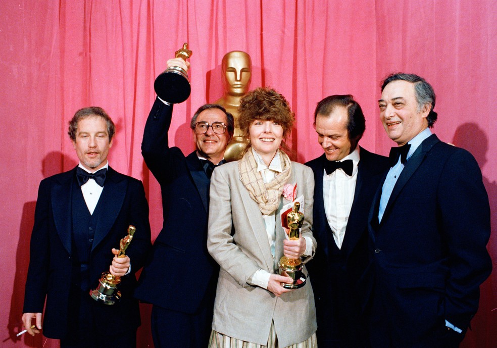 Diane Keaton posa com o Oscar que recebeu por 'Noivo neurótico, noiva nervosa', ao lado dos também vencedores Richard Dreyfuss, Charles H. Joffe e de Jack Nicholson, que apresentou o prêmio, e do produtor Jack Rollins — Foto: Arquivo AP