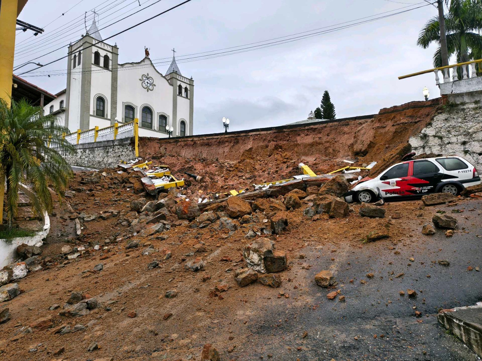 Chuva derruba muro sobre viatura, destrói pontes e alaga casas no Vale e região; veja os estragos por cidade