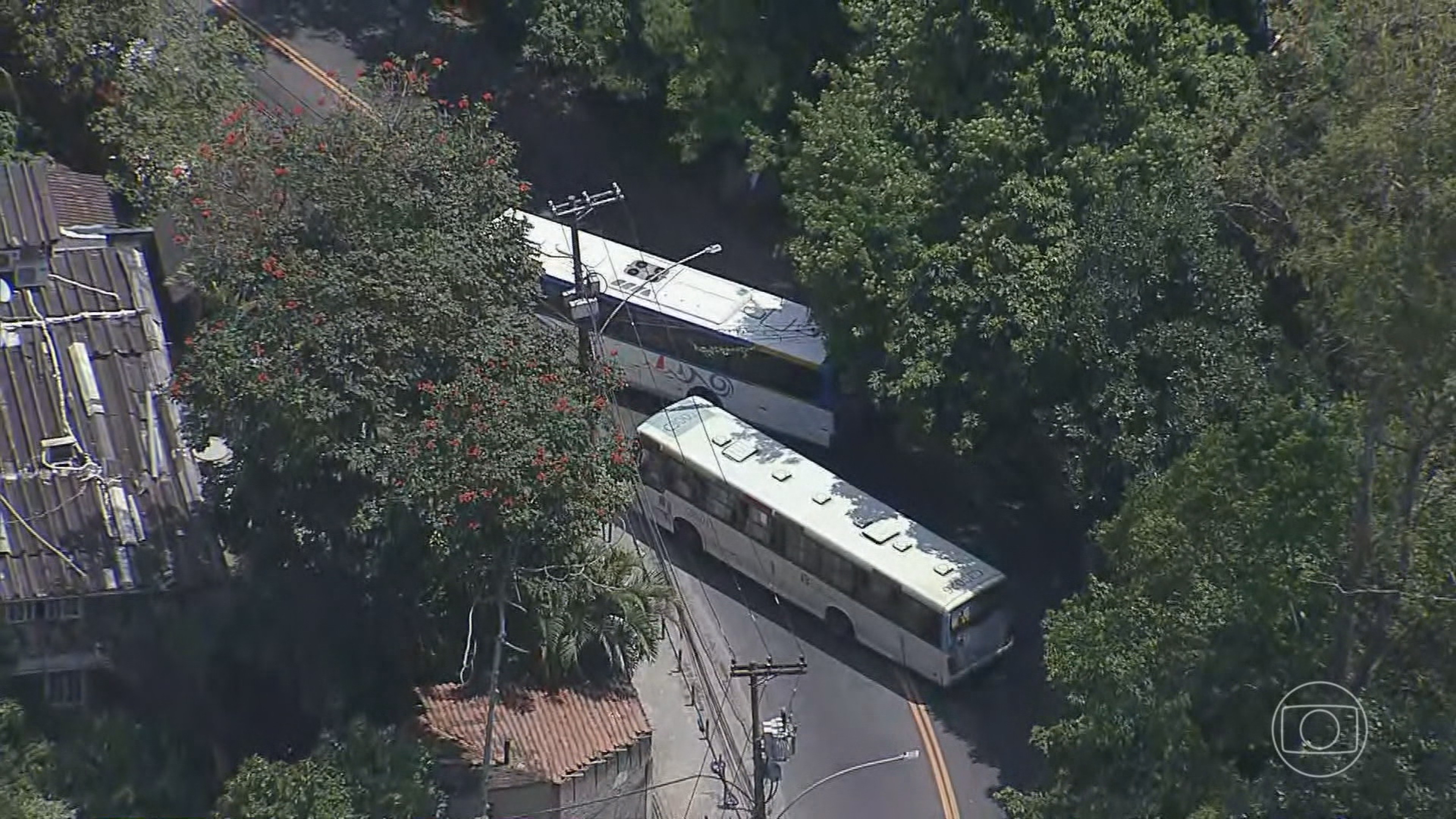 No Rio, bandidos invadem 9 ônibus e fazem veículos de barricadas contra a polícia