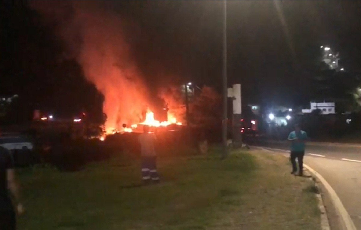 Motociclista morre, e carreta pega fogo após acidente na BR-040